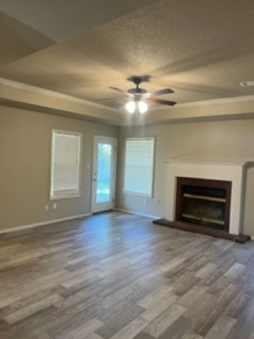 Beautiful 3 Bedroom On Remington Way Corner Lot New Flooring No Carpet – photo 4