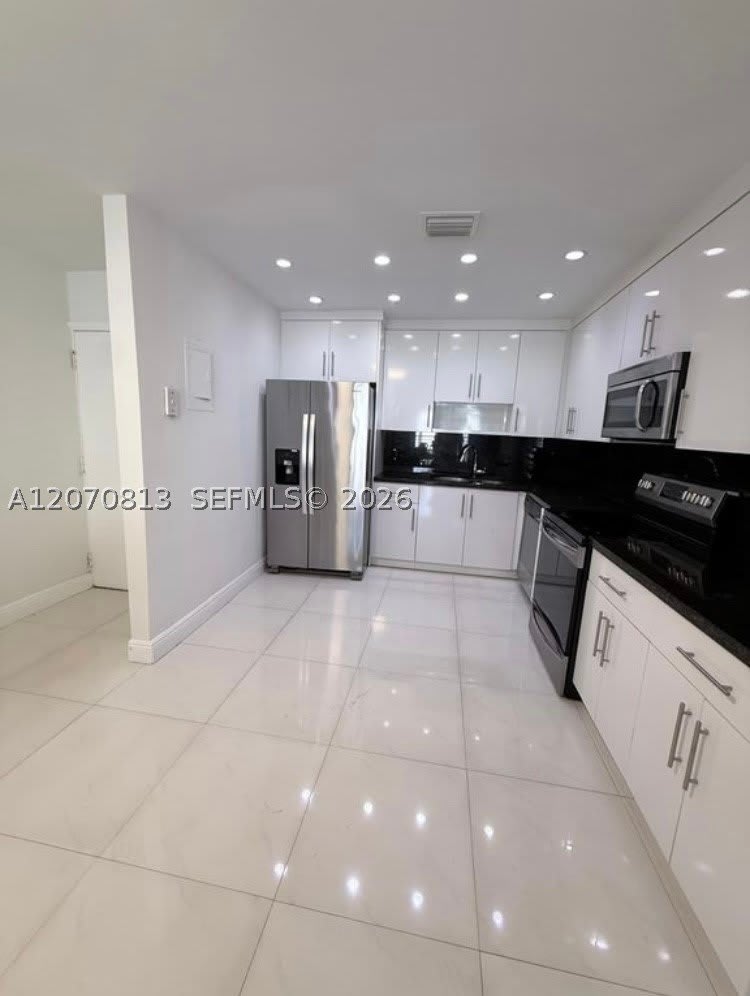 4060 N Hills Dr – photo 3