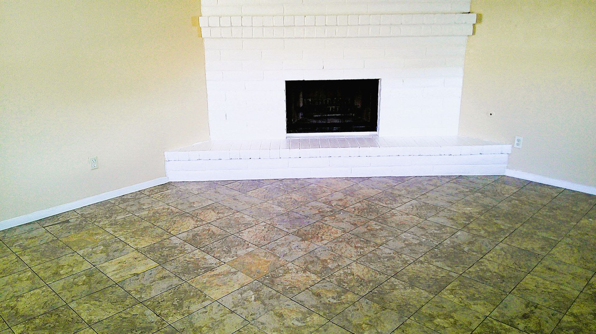 Adorable Single Level Eastside Duplex With Evaporative Air Located In Quiet Neighborhood – photo 4