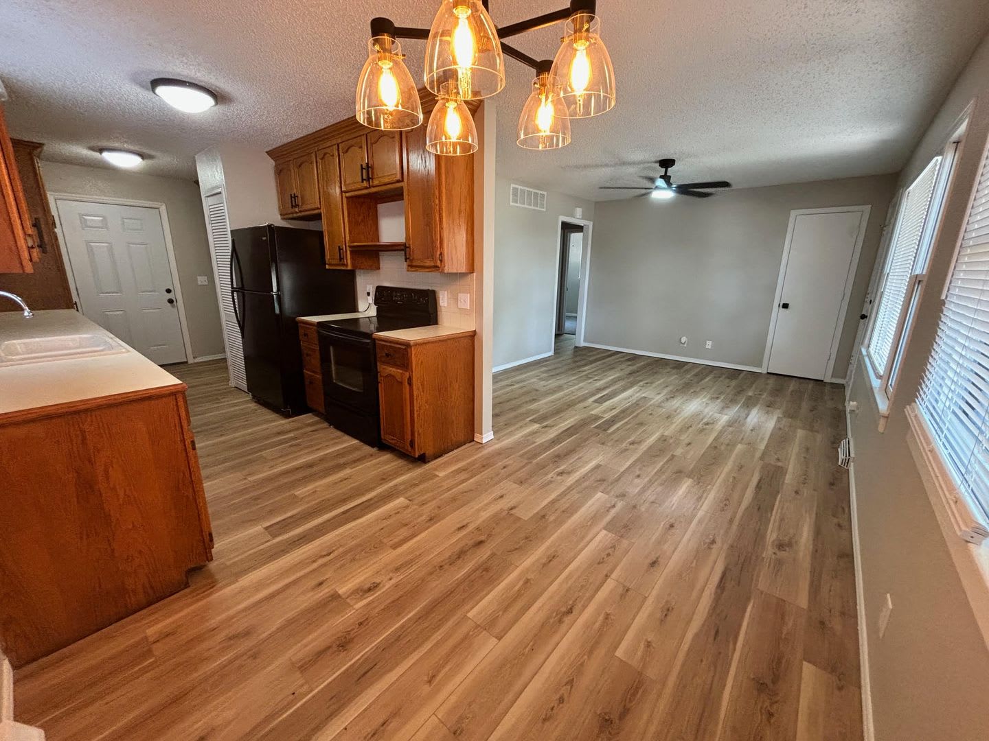 Beautiful 3 Bedroom 1 Bath home with a 4+ Car Garage! – photo 4