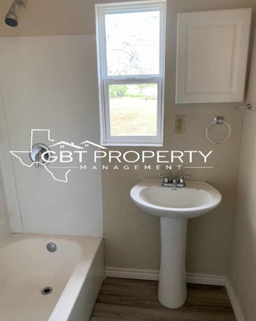 Single Family Home Newly Renovated – photo 4