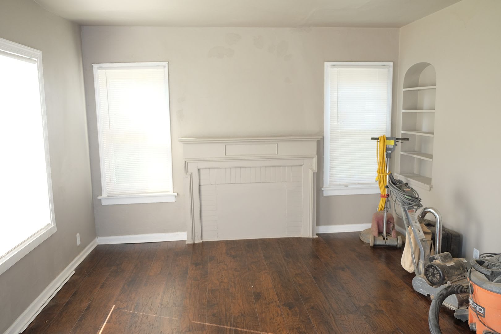 BEAUTIFUL HOME WITH 2 CAR GARAGE LOCATED IN QUIET NEIGHBORHOOD! – photo 2