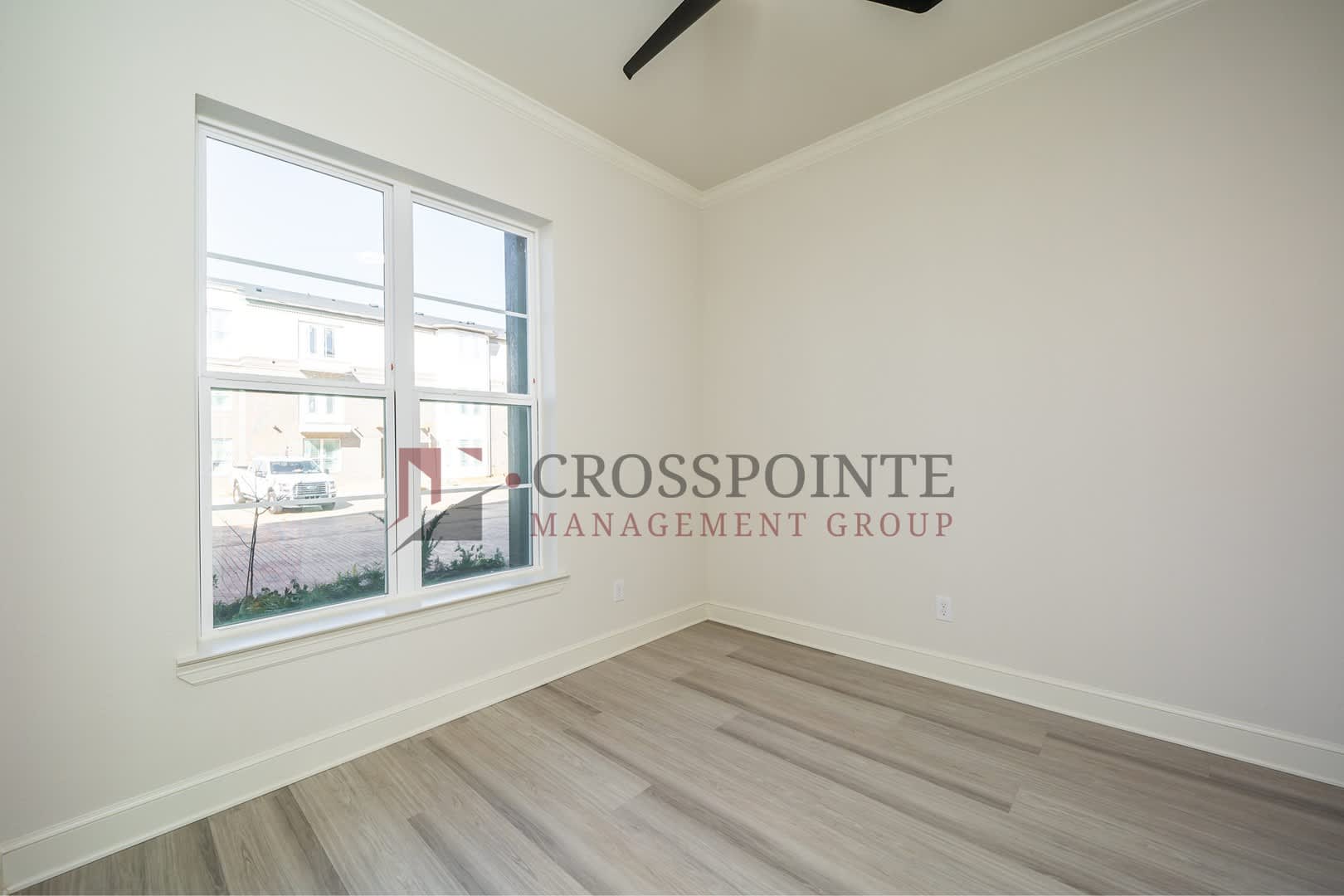 Luxury 3 bedroom, 3.5 Bath, 2 Car Garage Townhome- Fully Furnished! – photo 3
