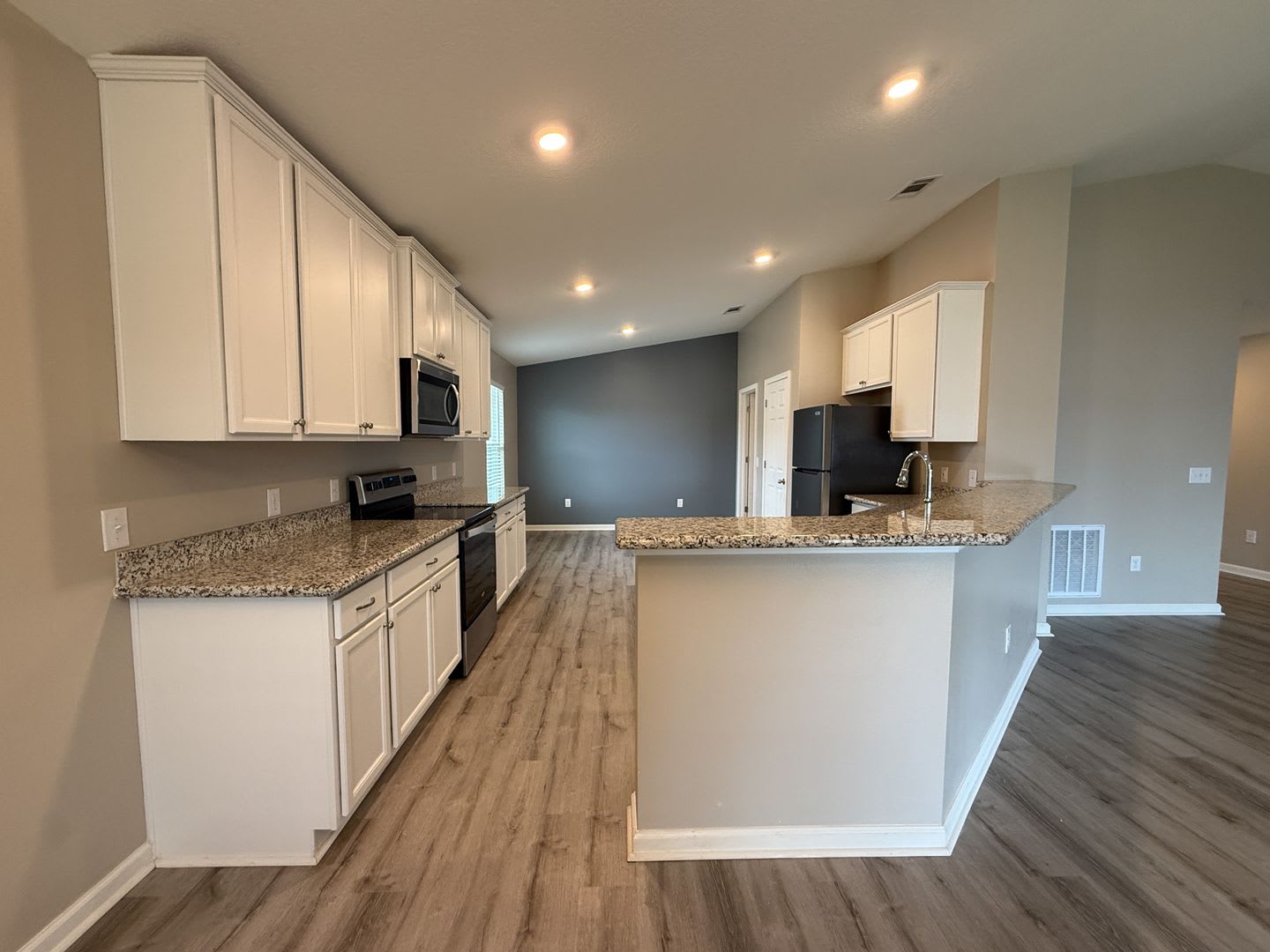 Beautiful 3 bedroom 2 bath brick craftsman home available for rent! POWER INCLUDED! – photo 4