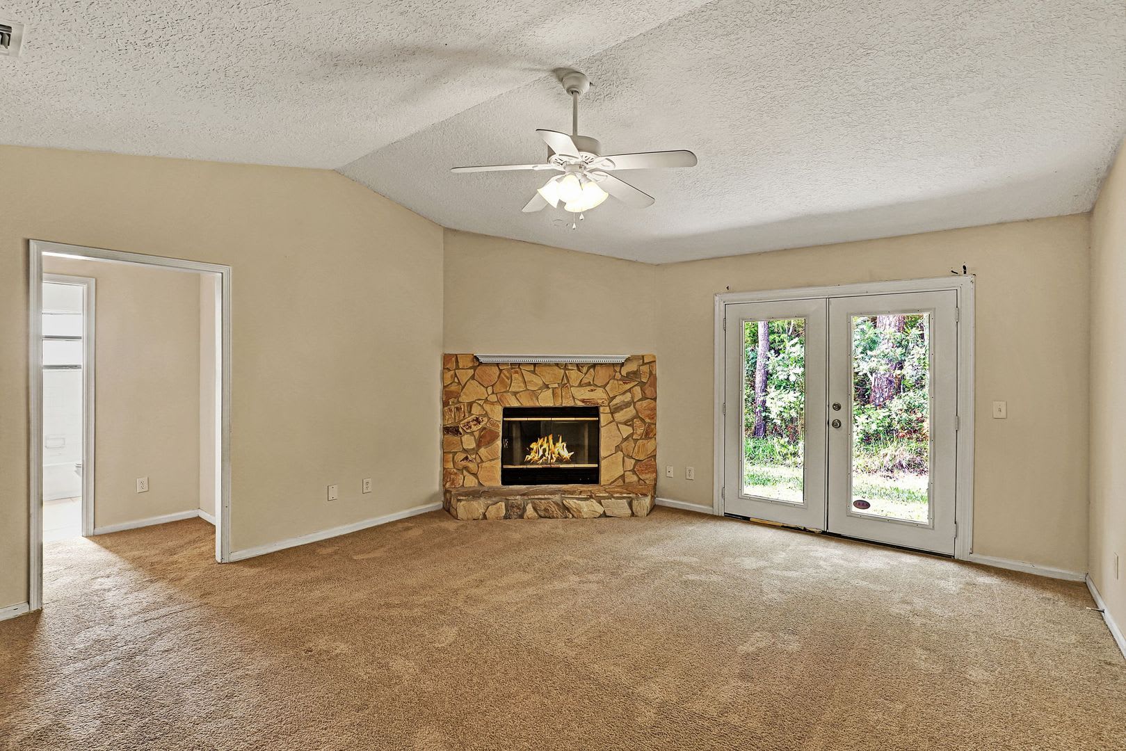 3 Bedroom 2 Bathroom Home On The Northside – photo 5