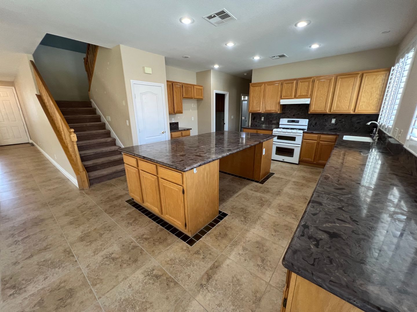 Spacious 4-bedroom Henderson home with private pool – photo 4