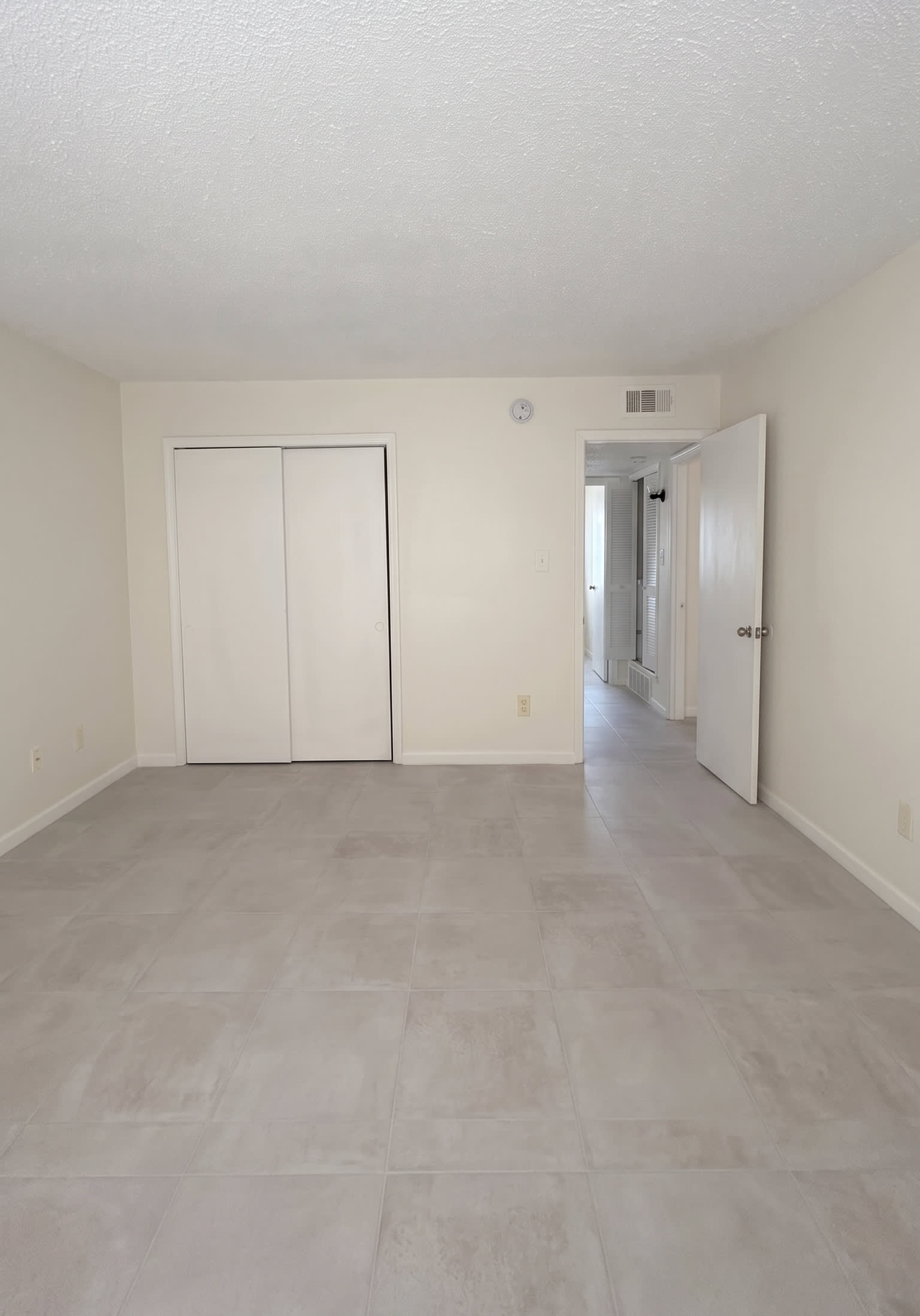 136 Hillview Avenue, Apt 1 – photo 4