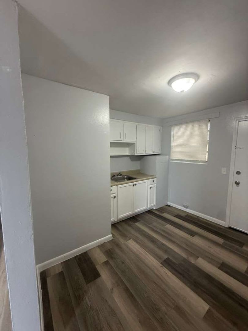 1305 W 6th St #1-4 – photo 5
