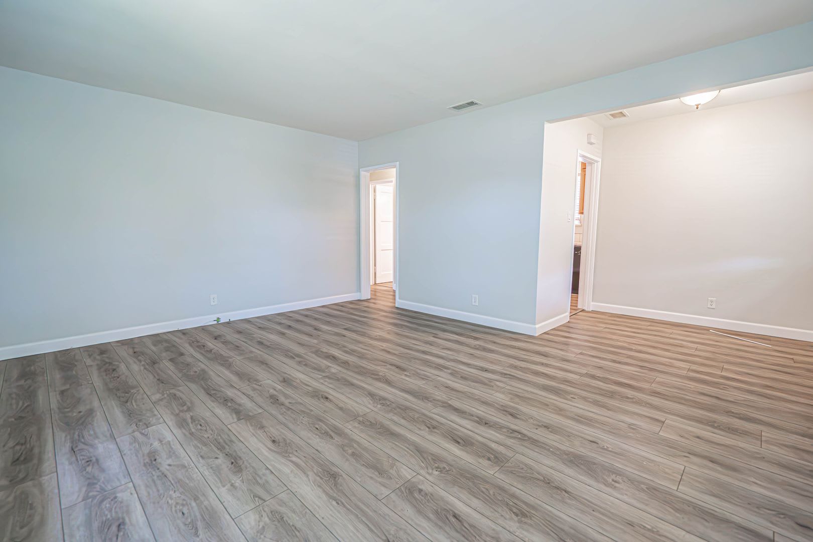 Charming Single-Story 2-Bedroom Home in Burbank! – photo 4