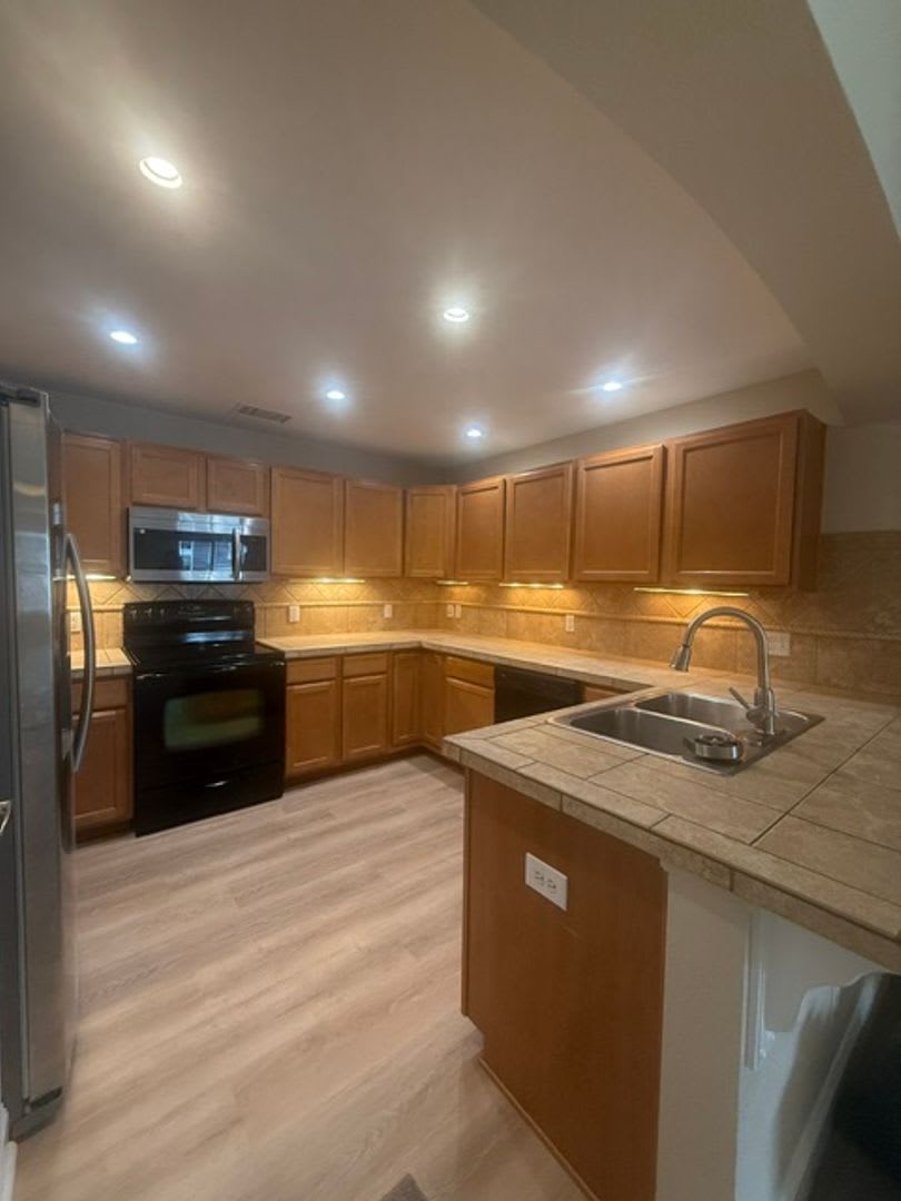 Beautiful spacious 3 bedroom, 2 bathroom condo in highly sought after Stonegate Park Guell – photo 1