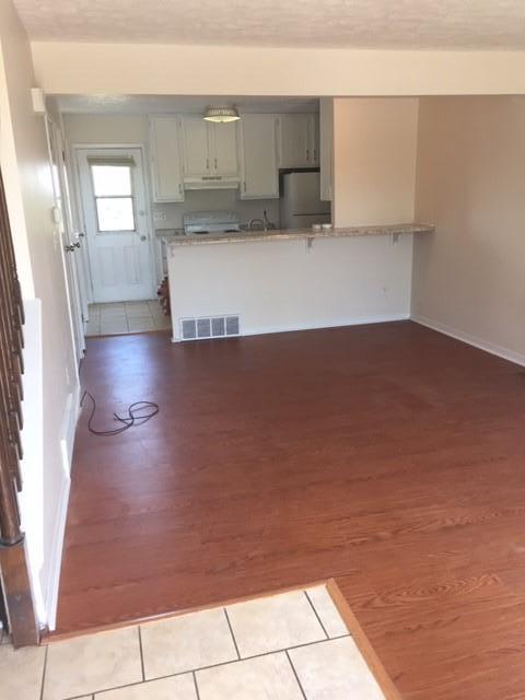 121 Oakwood Rd. – photo 2