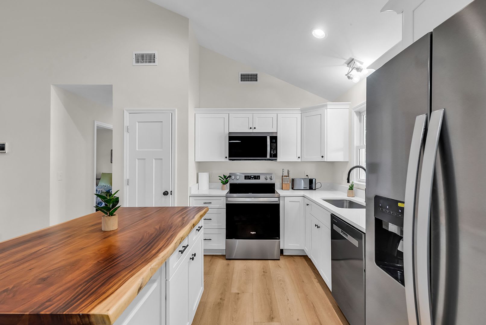 Fully upgraded, Pet-Friendly, Three Bedroom Furnished Home is Now Available in NMB! – photo 5
