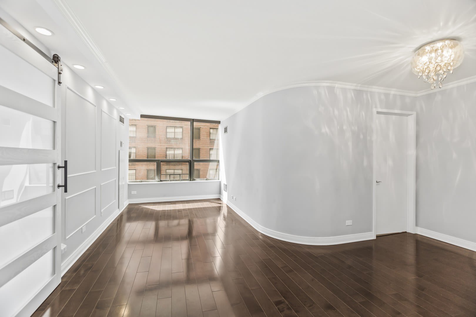 110 E Delaware Place – photo 4