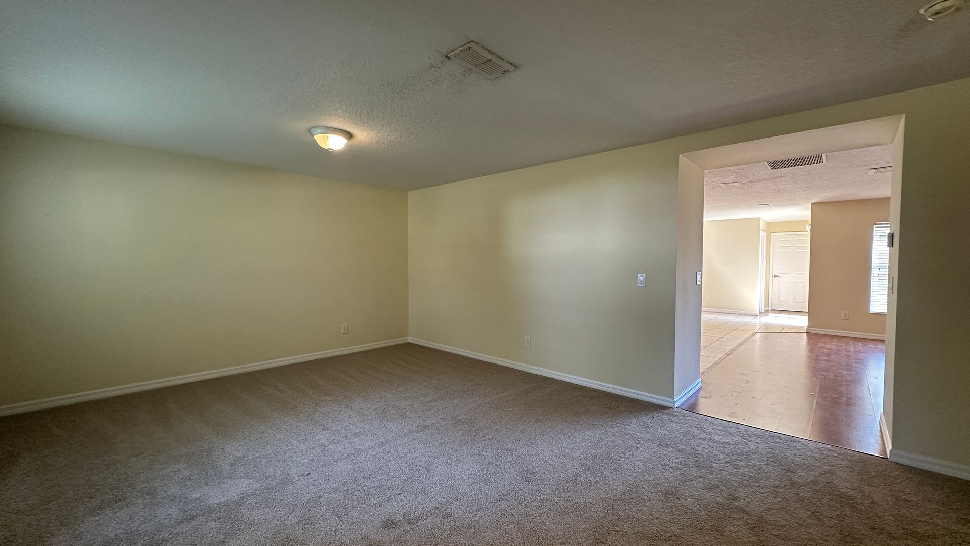Gorgeous 6 Bed 3.5 Bath Plus Loft Home For Rent in Orlando, FL!!! LAWN CARE INCLUDED – photo 4