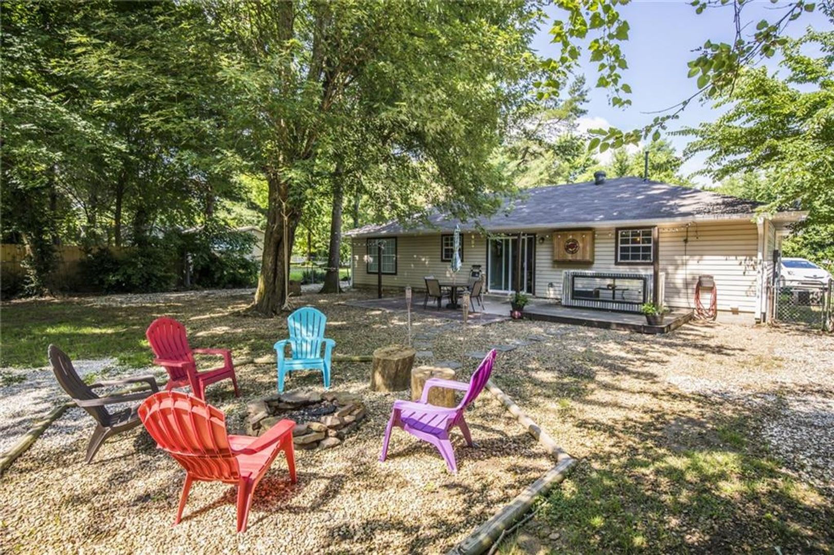 3 bed 2 bath home, fenced back yard. Large SHOP – photo 2