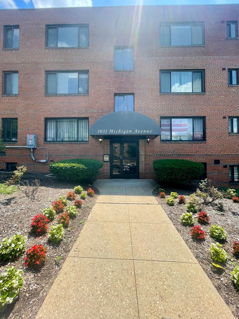 Beautiful Fully Furnished 1Br Condo Steps From Brookland Cua Metro All Utilities Included Parking Space Newly Renovated – photo 2