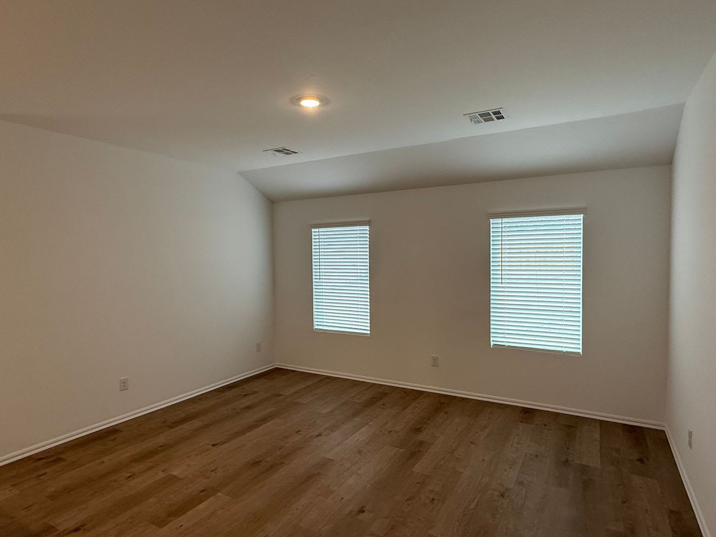 Very Nice and Spacious 3 Bedroom Home in Newcastle Schools – photo 3