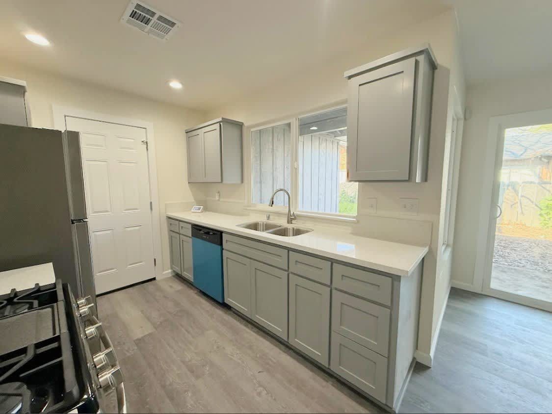 1422 Lansing St – photo 5