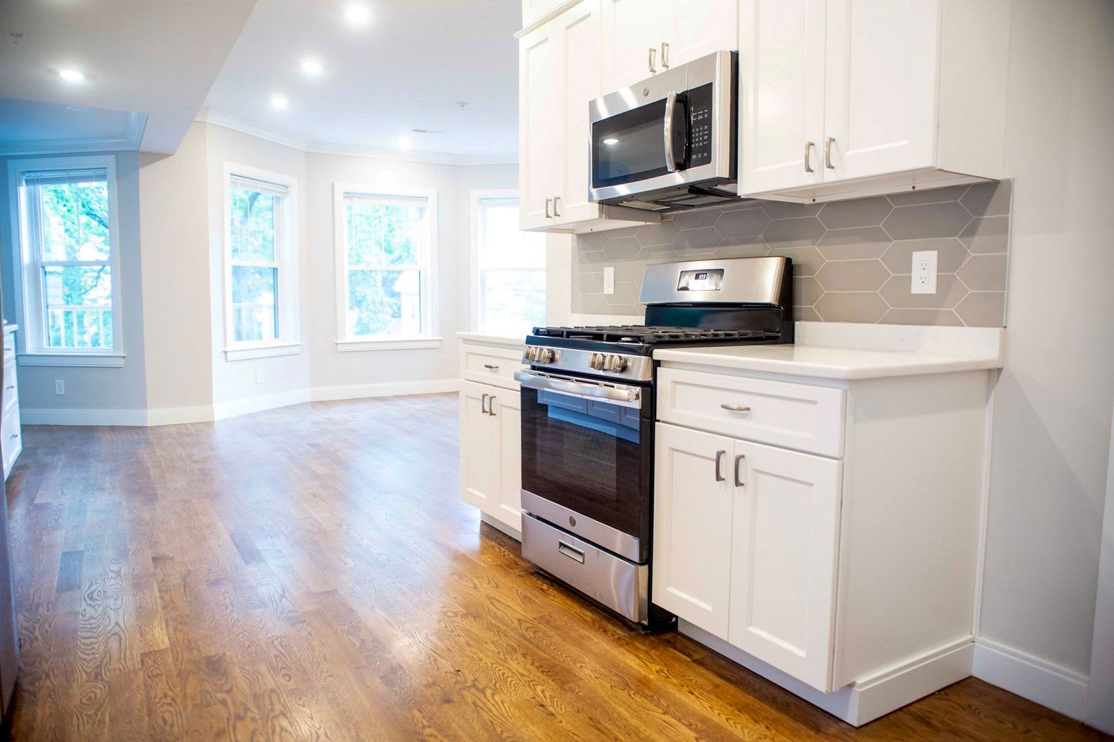 Charming 4 Bedroom-No Broker Fee – photo 1