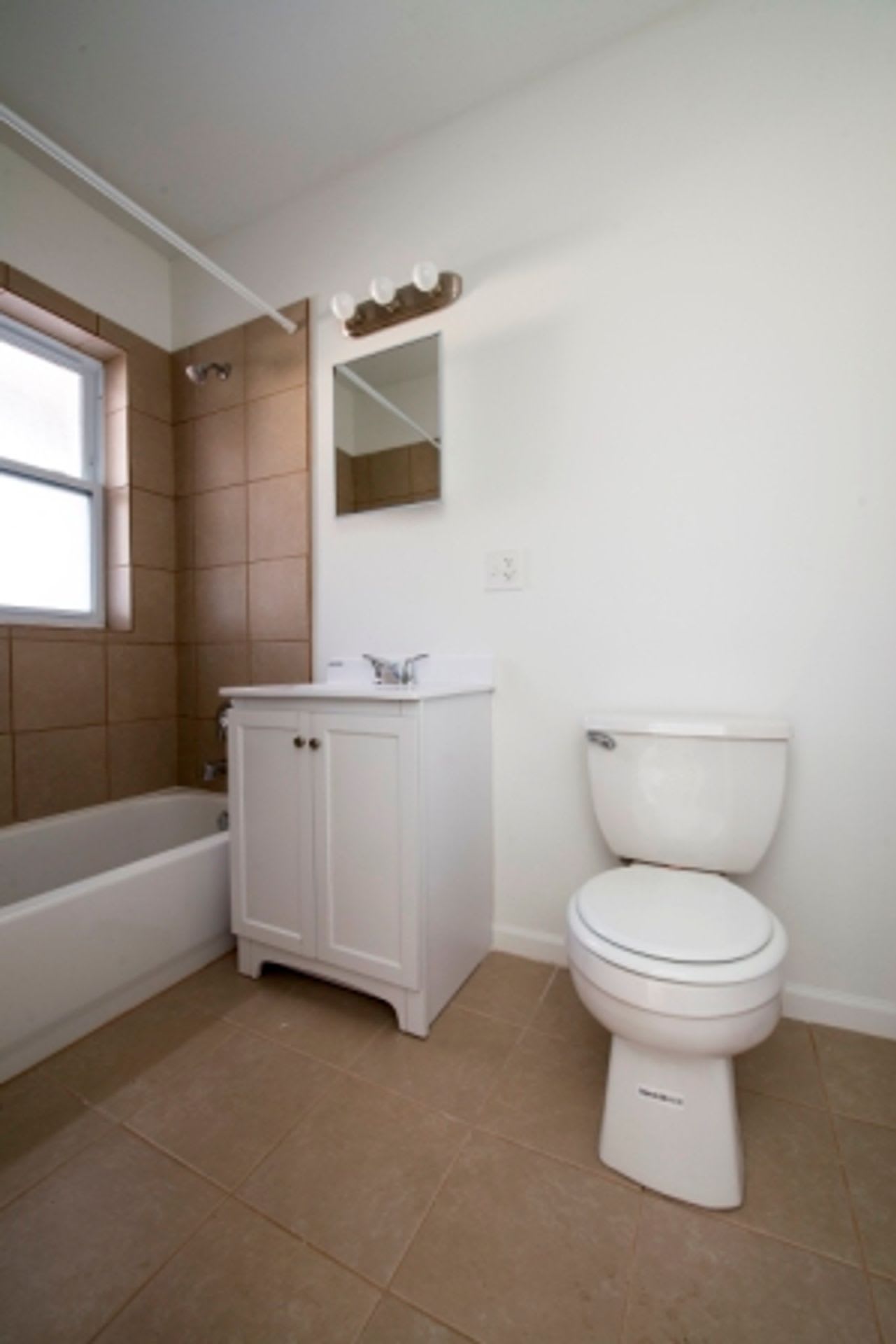 701 N Lotus Ave – photo 3