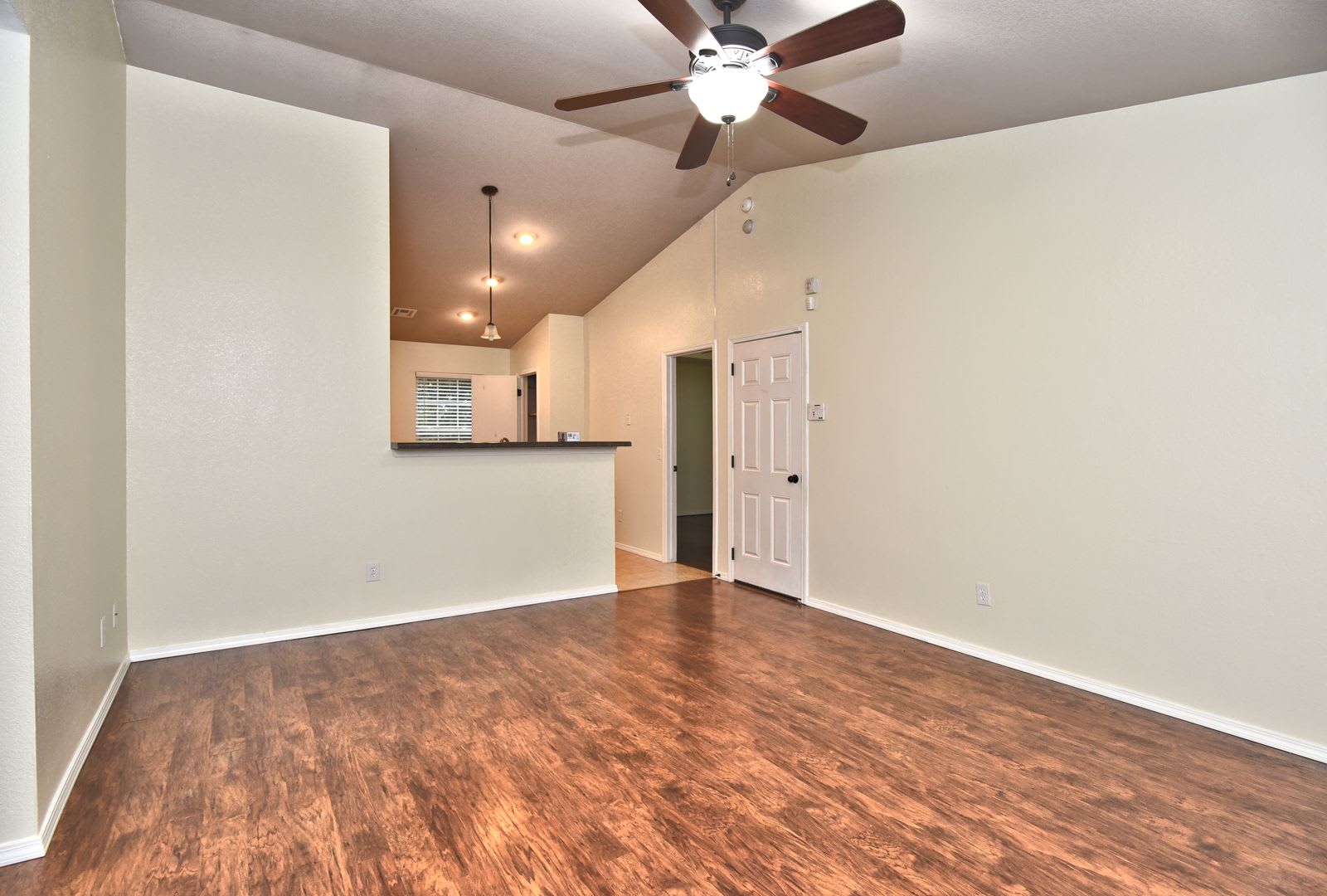 Adorable and move-in ready! – photo 4