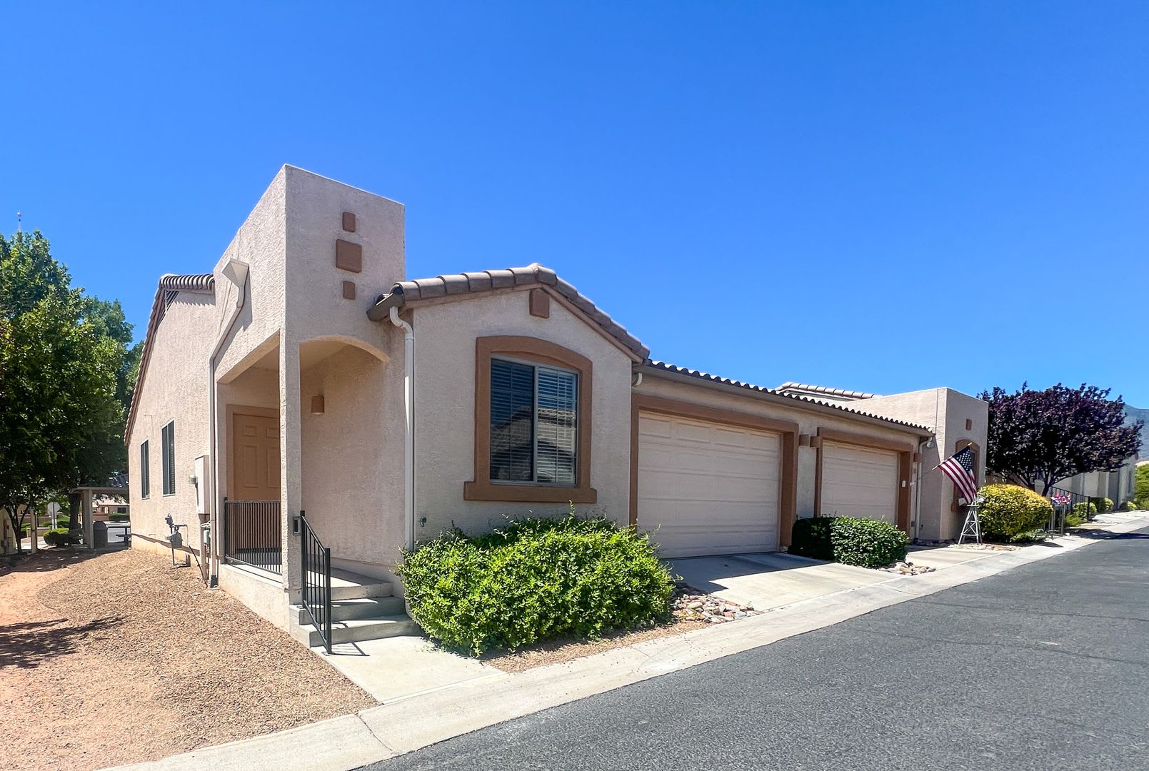 TOWNHOME – photo 1