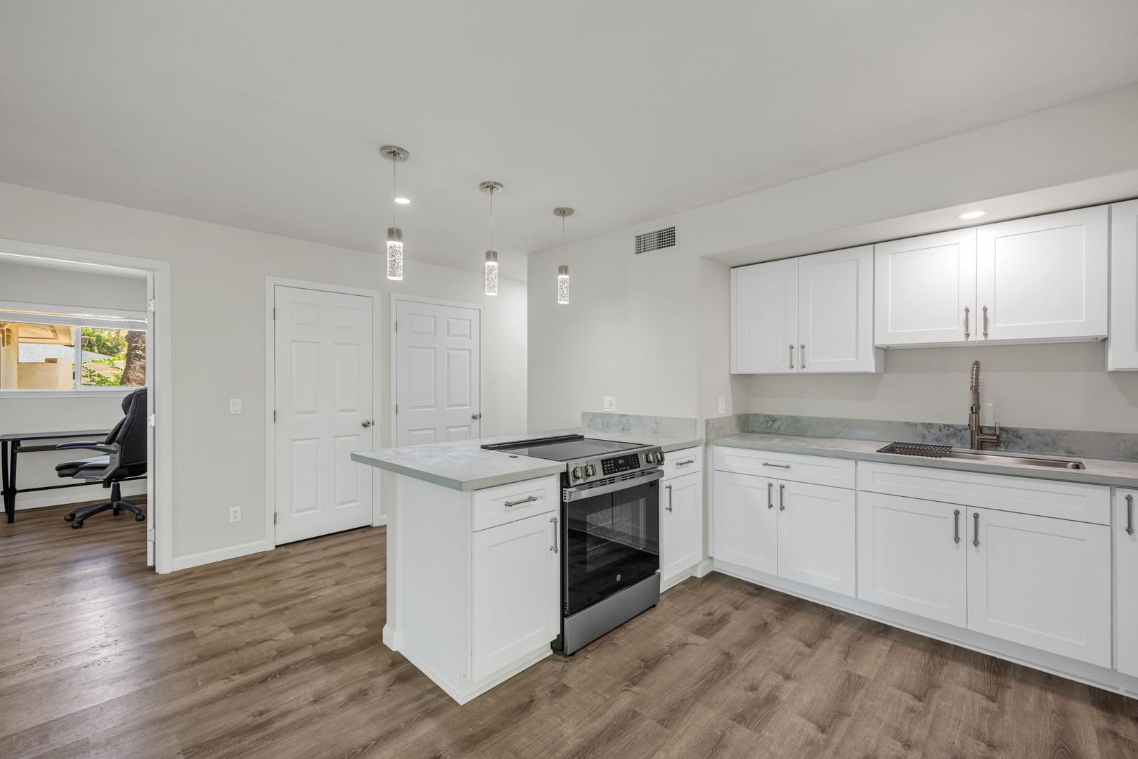 Newly Renovated Furnished 3BR/1BA Downstairs Unit with Pool Access in South Kihei – photo 3