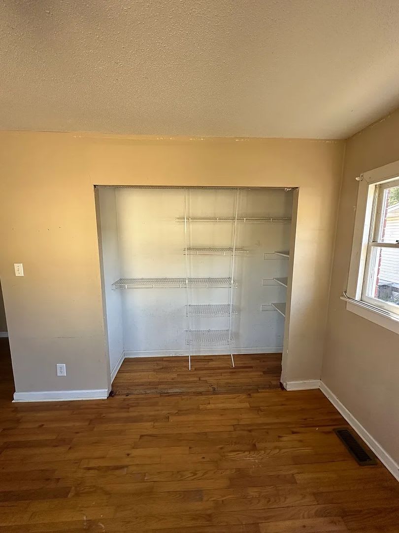 Room in 4 Bedroom Home at Lucky Ct – photo 2