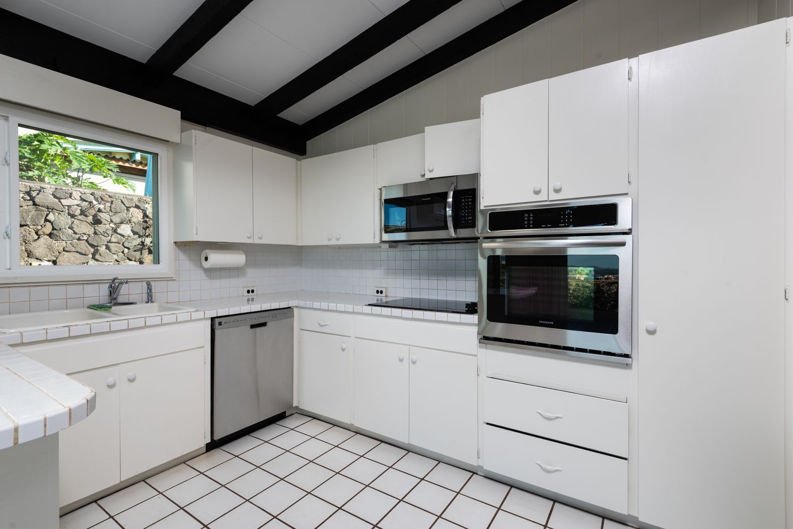 Spacious 3 bed/2 bath Single Level Family Home in Aiea Heights – photo 4