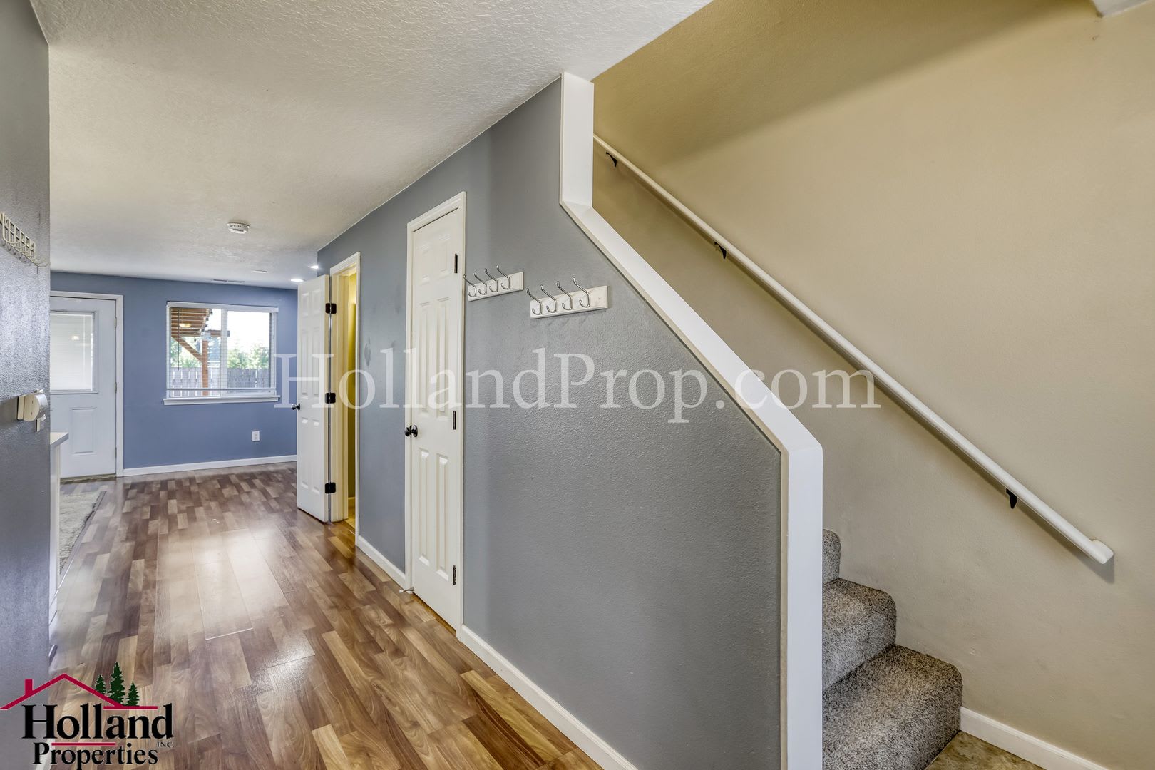 Inviting 3 Bedroom Townhome In Prime Hillsboro Location New Best Price 2 195 And Reduced Security Deposit – photo 4