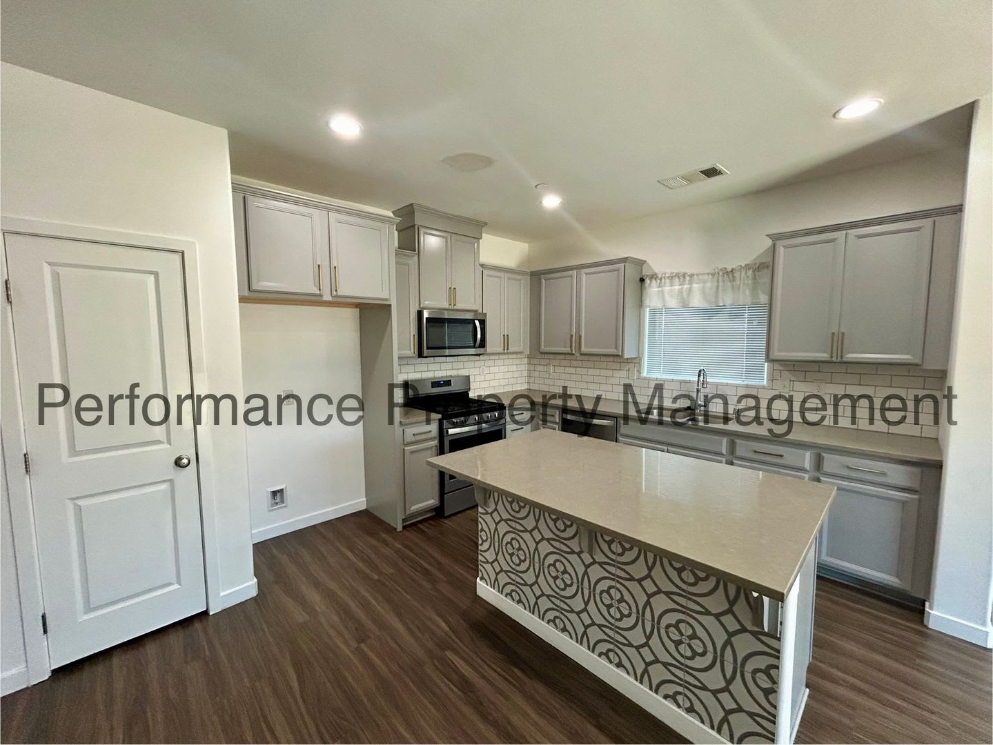 Stunning 3 Bed/2 Bath S Bakersfield Home w/ Solar, RBP & Security Deposit Alternative – photo 5