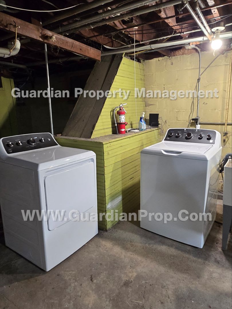 Large Main Floor Duplex Unit Updated Kitchen Bath Full Dining Room W Built Ins Sunroom Garage Stall – photo 1