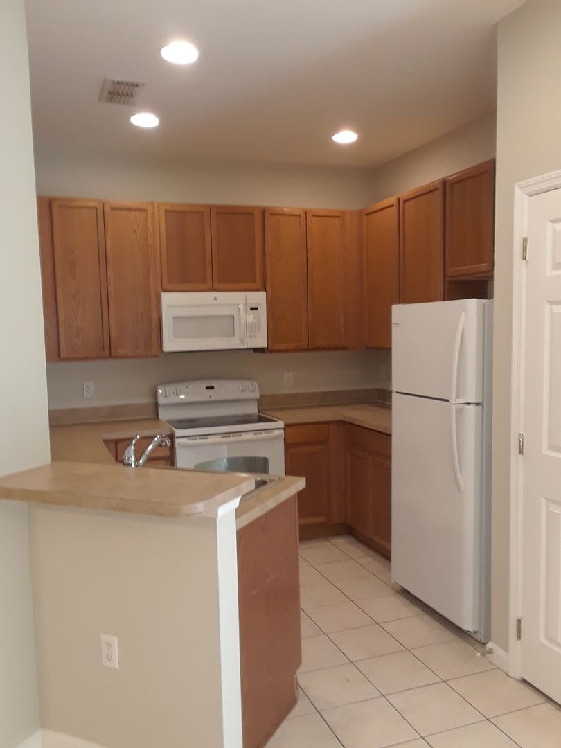 4 Bedrooms 3 Bath Townhome with Water View in Travalgar Village, Kissimmee! – photo 5