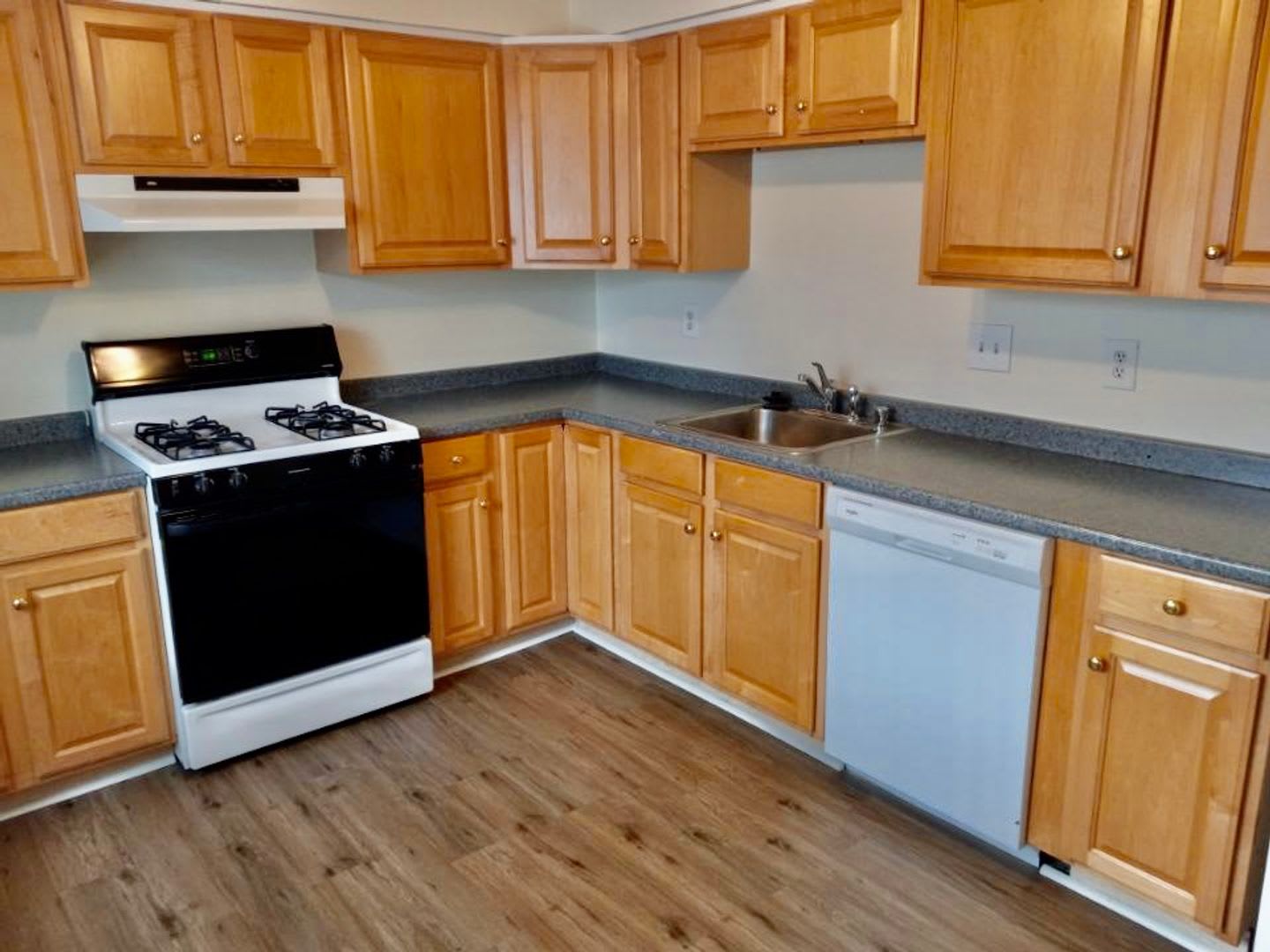 New Renovated 3 Bedroom Townhouse Fredericksburg, Stafford County – photo 2