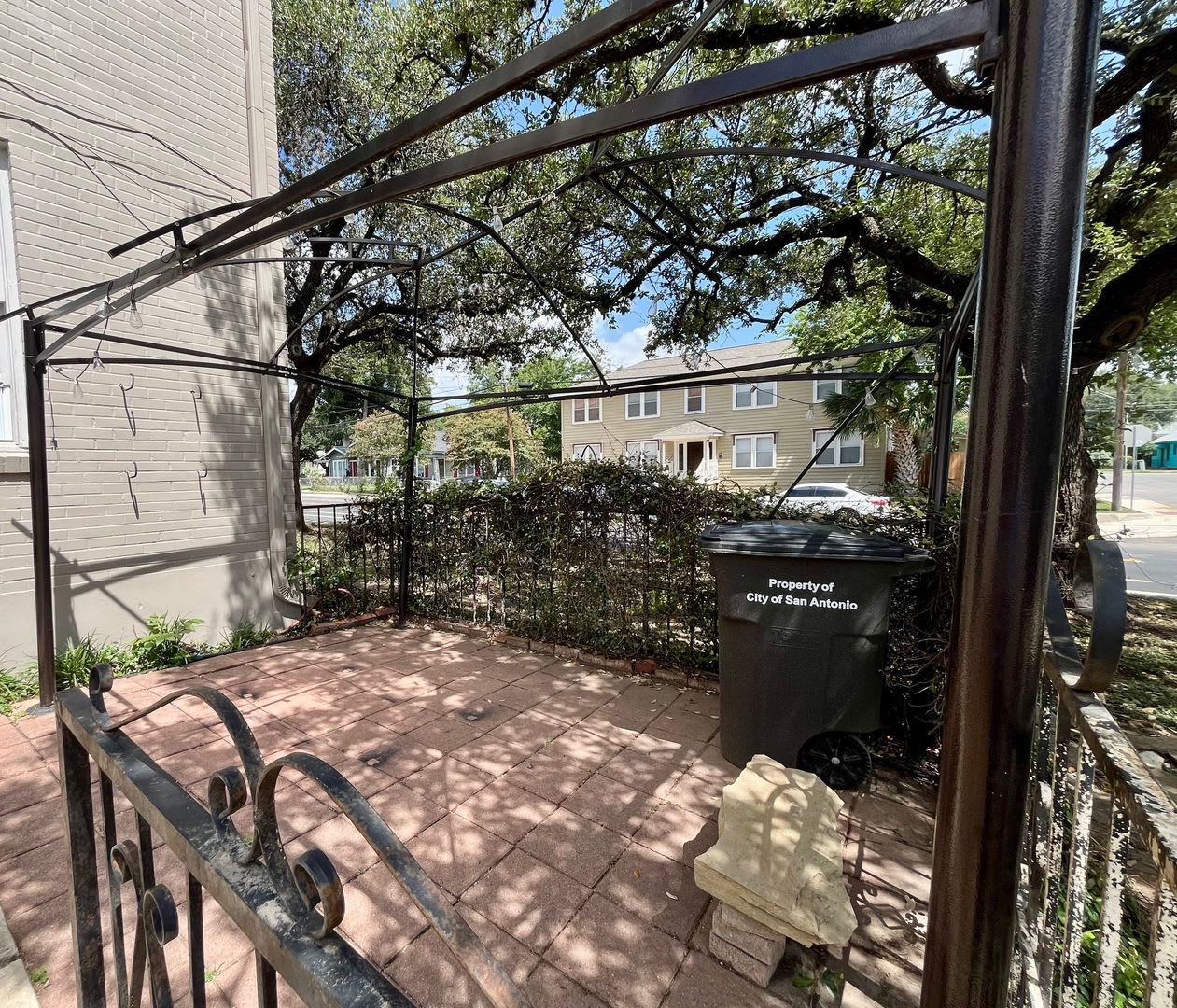 Move In Special Location Fabulous 1 1 With Extra Space One Block Off The St Mary S Strip And Close To The Pearl Move In Ready – photo 4