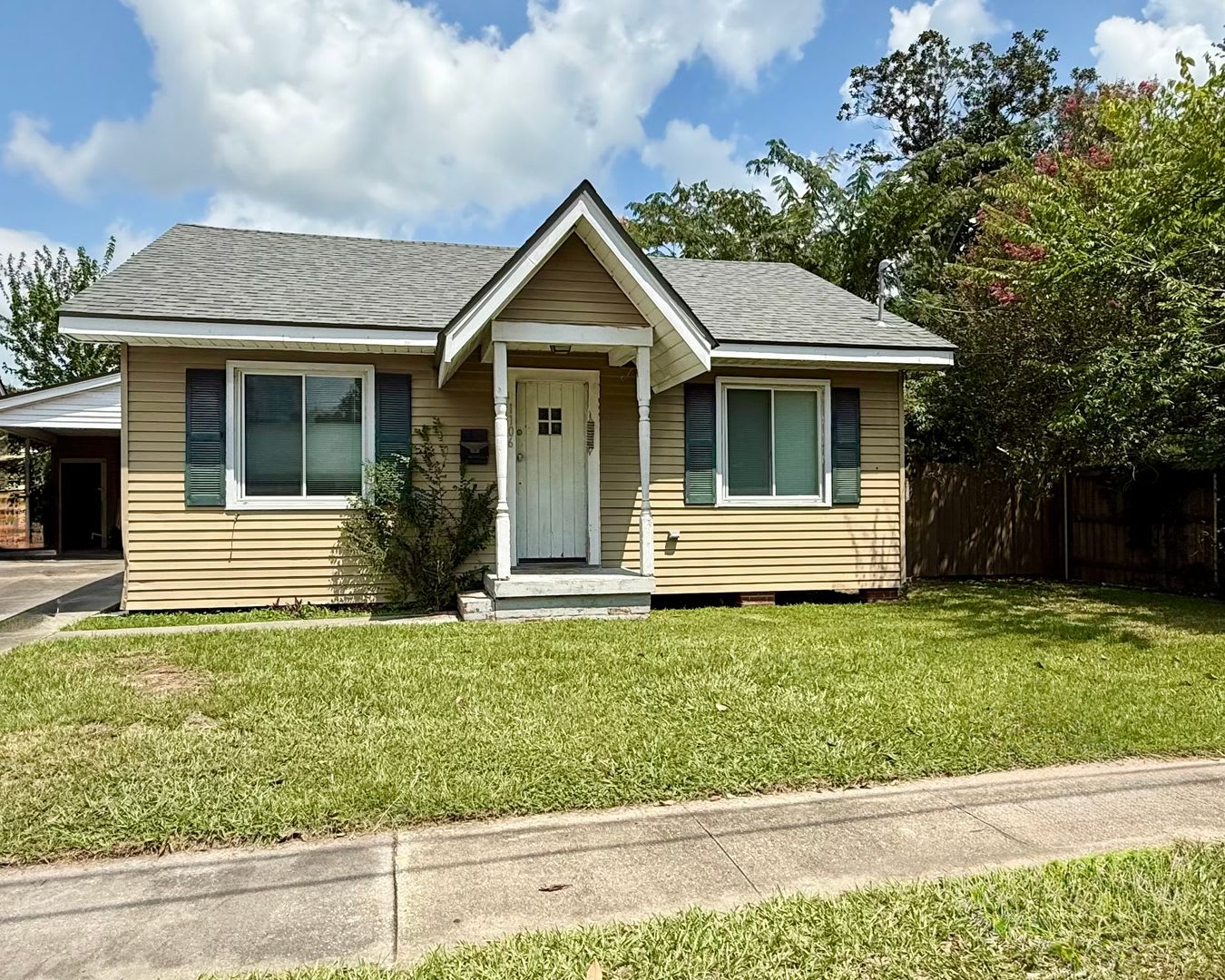 Charming 2 Bedroom, 2 Bathroom Home Near the Cajundome & Downtown Lafayette! – photo 1
