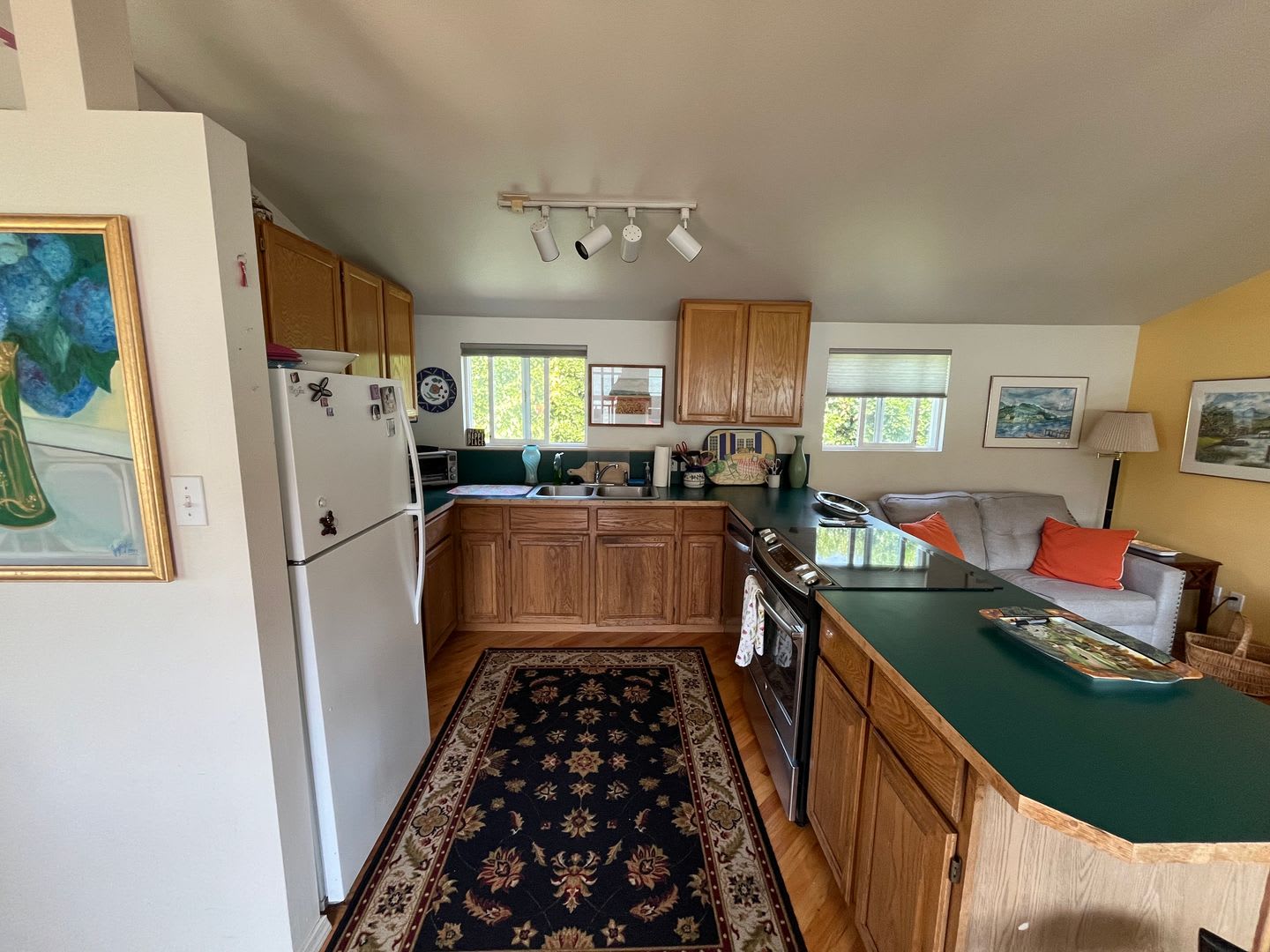 Short Term Furnished Rental: Beautiful Lakeside 2 Bed 1.5 Bath – photo 4