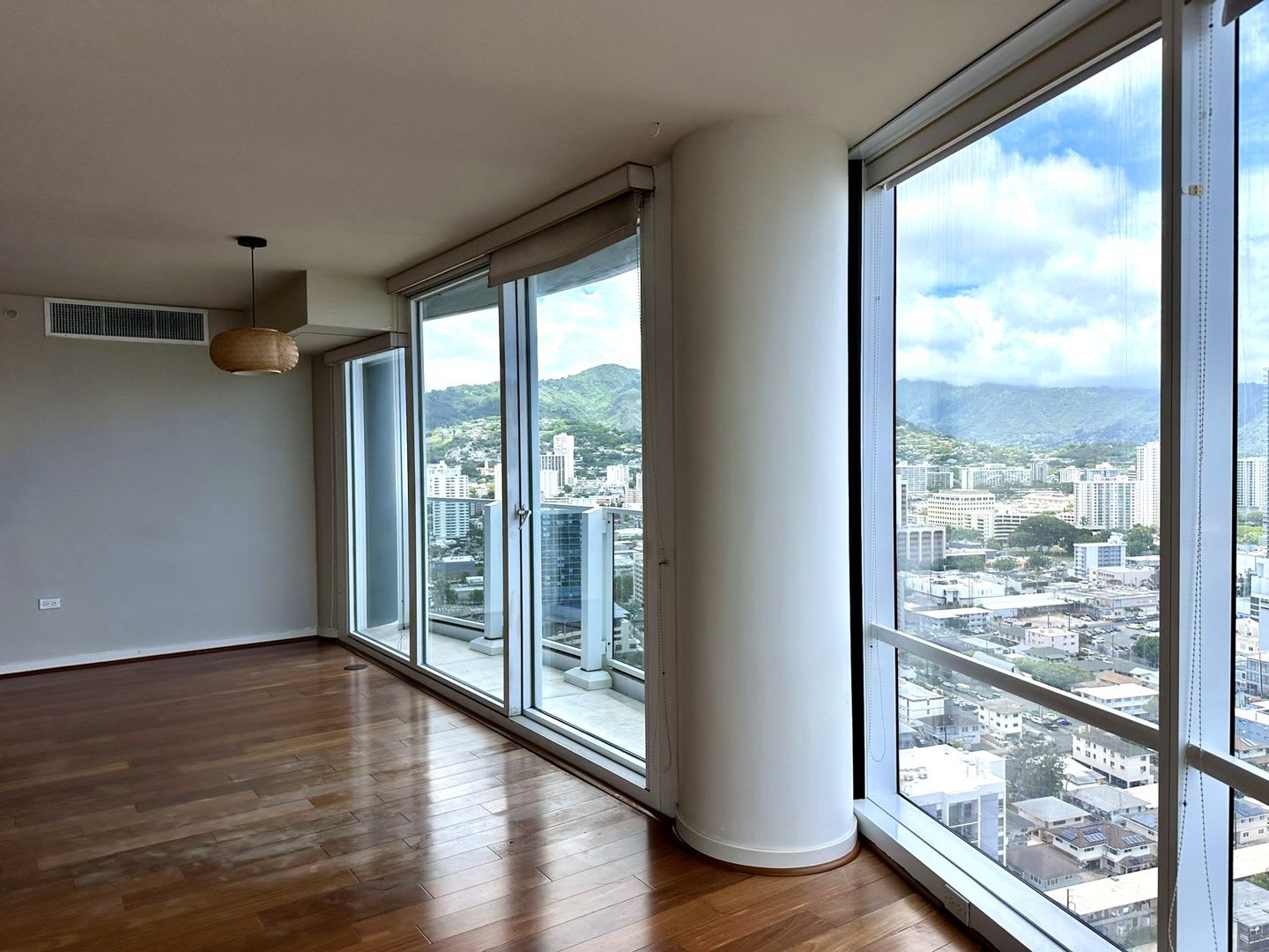 Moana Pacific East Tower 3Br 2Ba 2Pk – photo 3