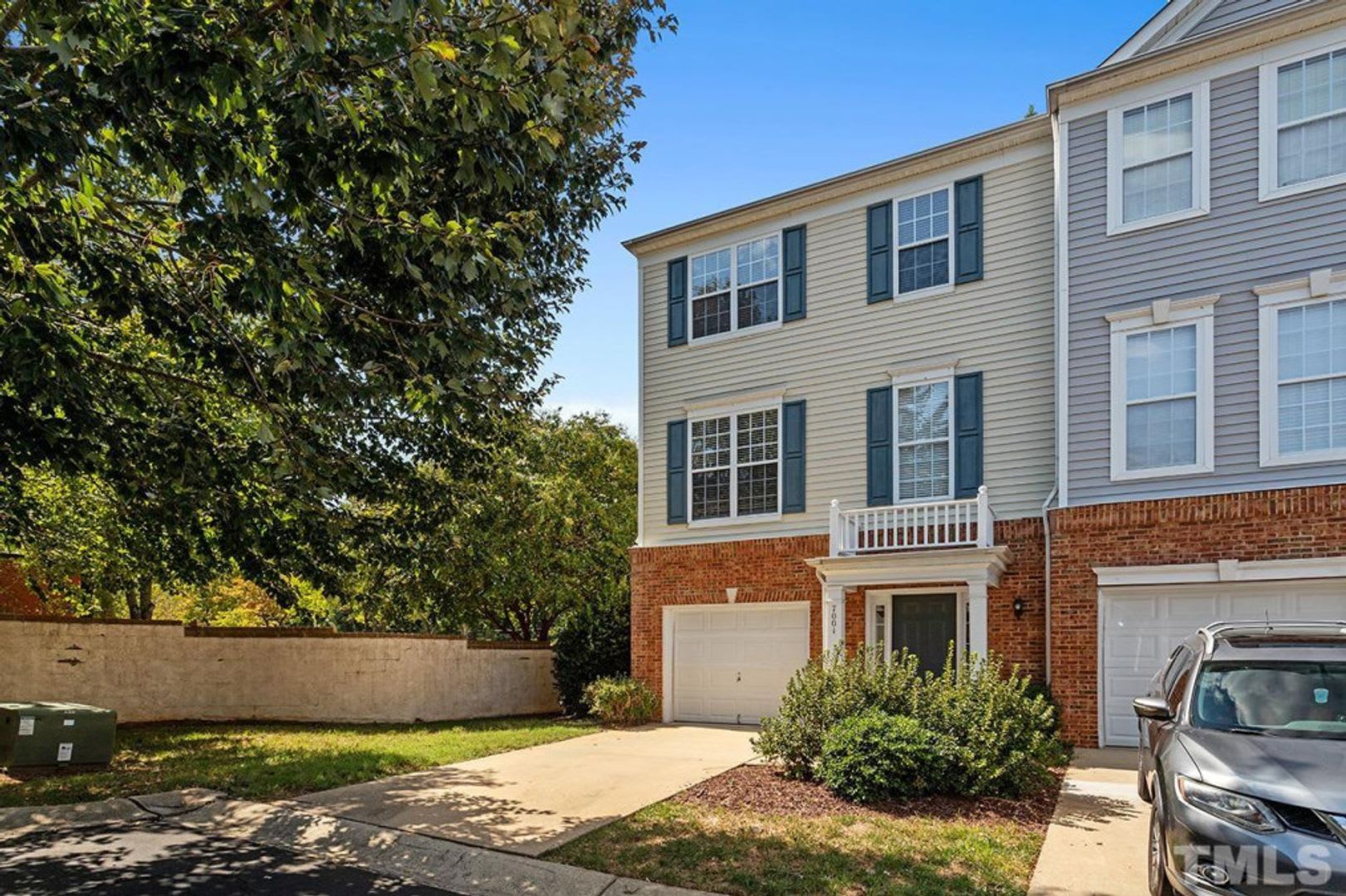 **OFFERING REFUNDABLE APPLICATION FEES** Terrific 3BD, 2.5BA Raleigh End Unit Townhome in a Prime Location – photo 2
