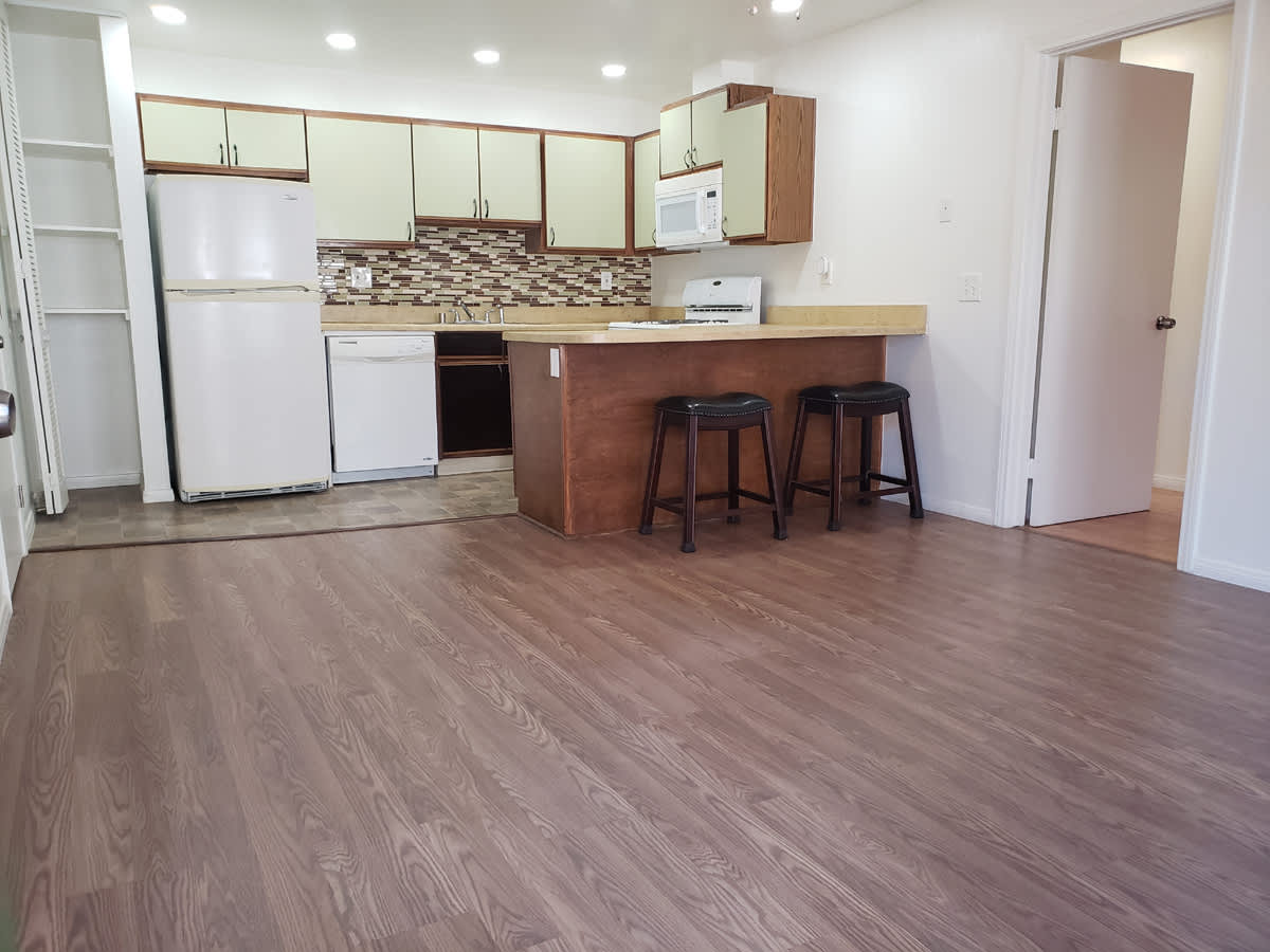 1261 Victor Avenue – photo 2