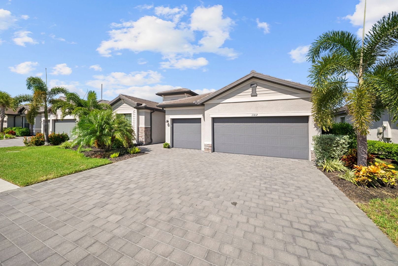 Stunning new construction home located in Timbercreek 3 bedroom+ DEN, 3 bathroom house with 3-car garage – photo 2