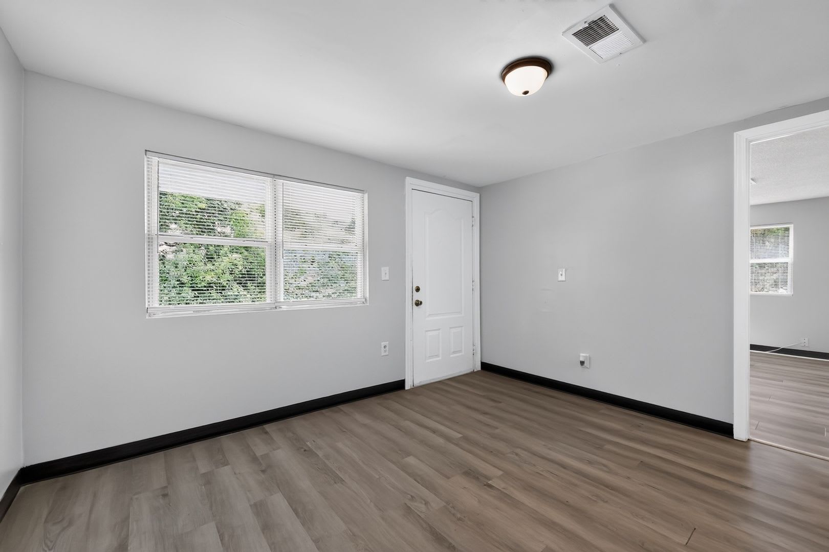 Charming 2-Bedroom End Unit Just 1 Mile from Mercer University – photo 2