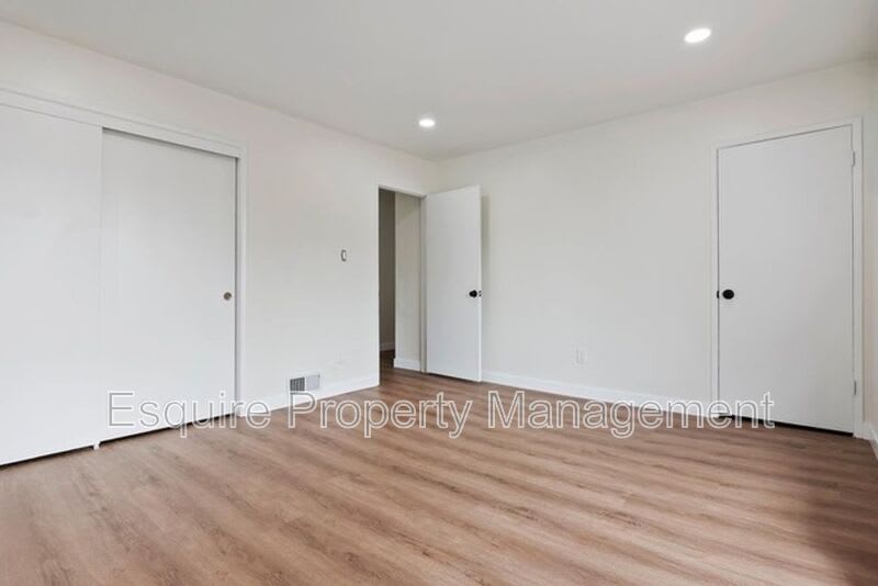 700 W. GONZALEZ RD – photo 5