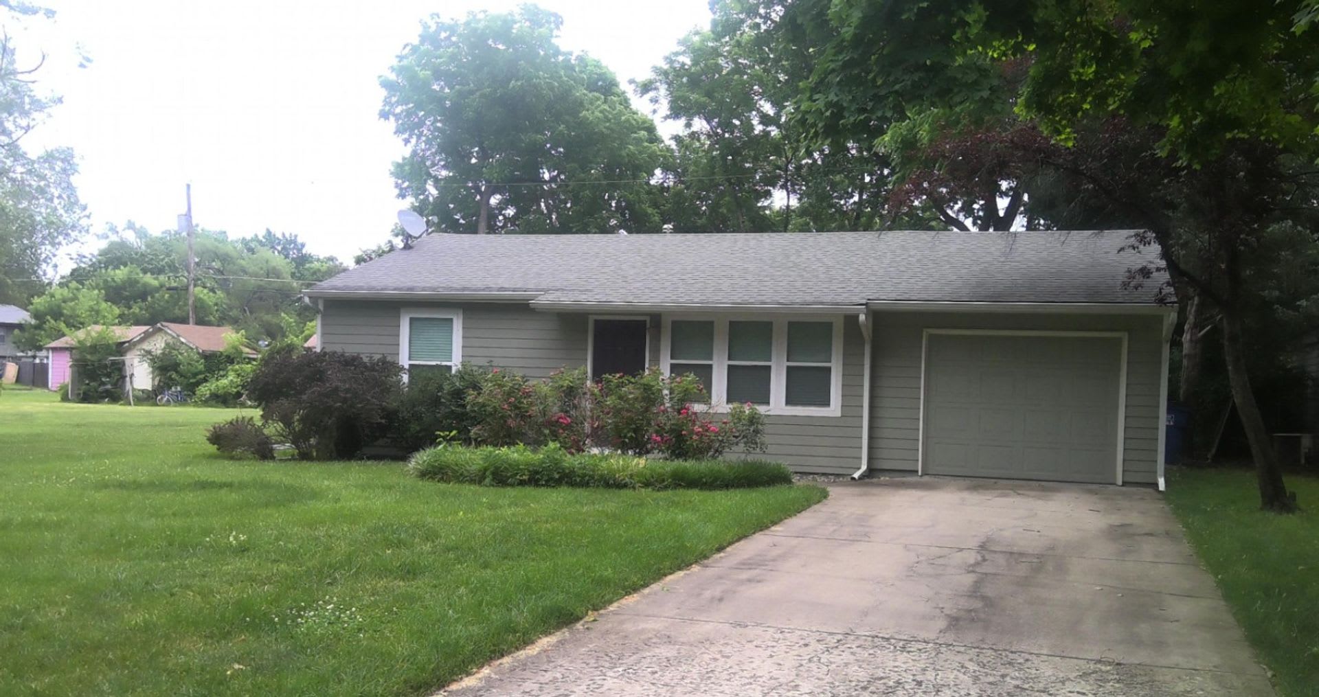 Charming House Across from Veterans park – photo 1