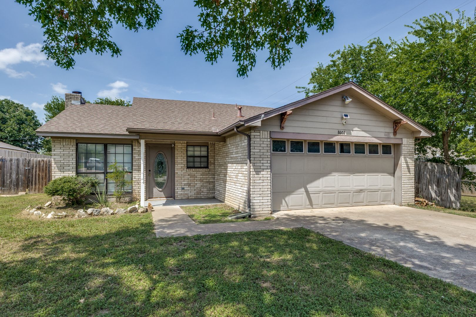 3 Bedroom 2 Bath Home With Massive Fenced Yard And Solar Panels – photo 3