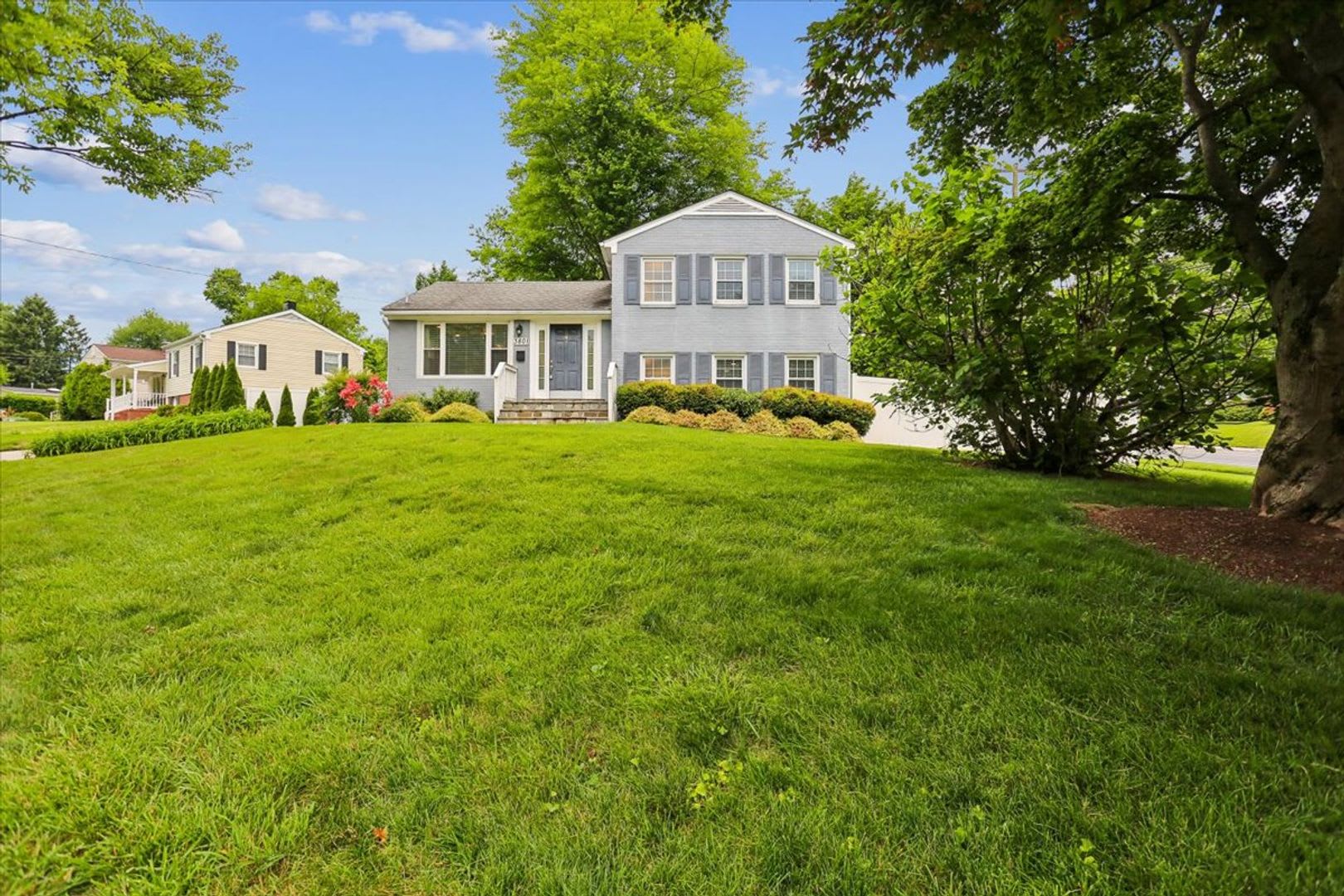 Picturesque Corner Lot Single Family Home in Kensington – photo 2