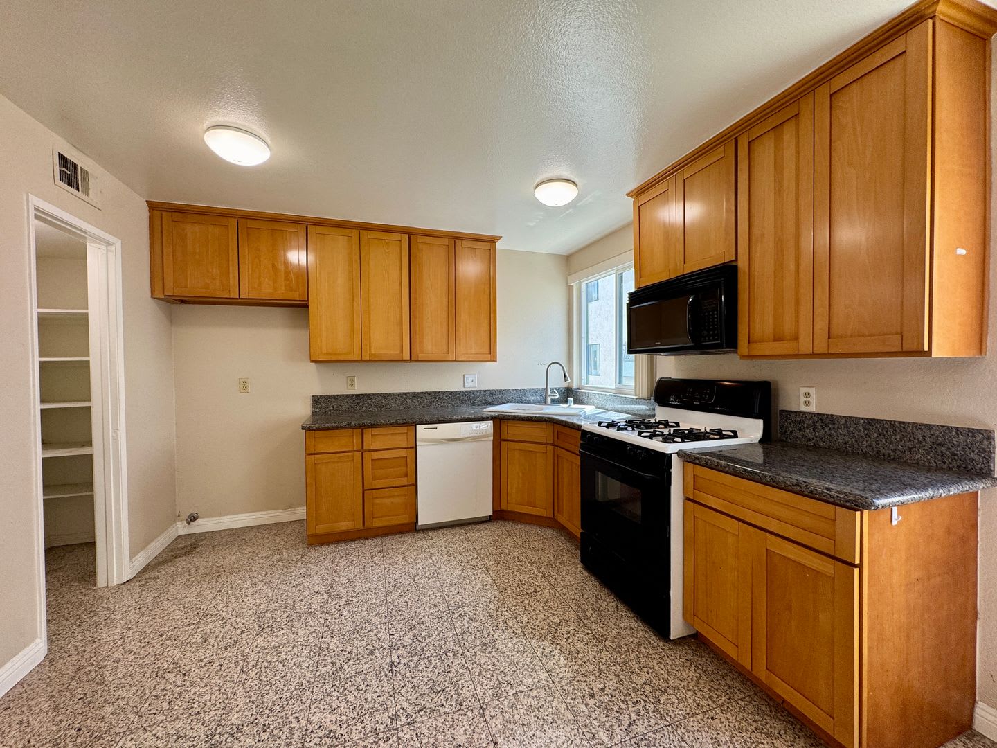 2 Bedroom/2.5 Bathroom Townhouse Fashion Park Villas Across Shops at Santa Anita – photo 3