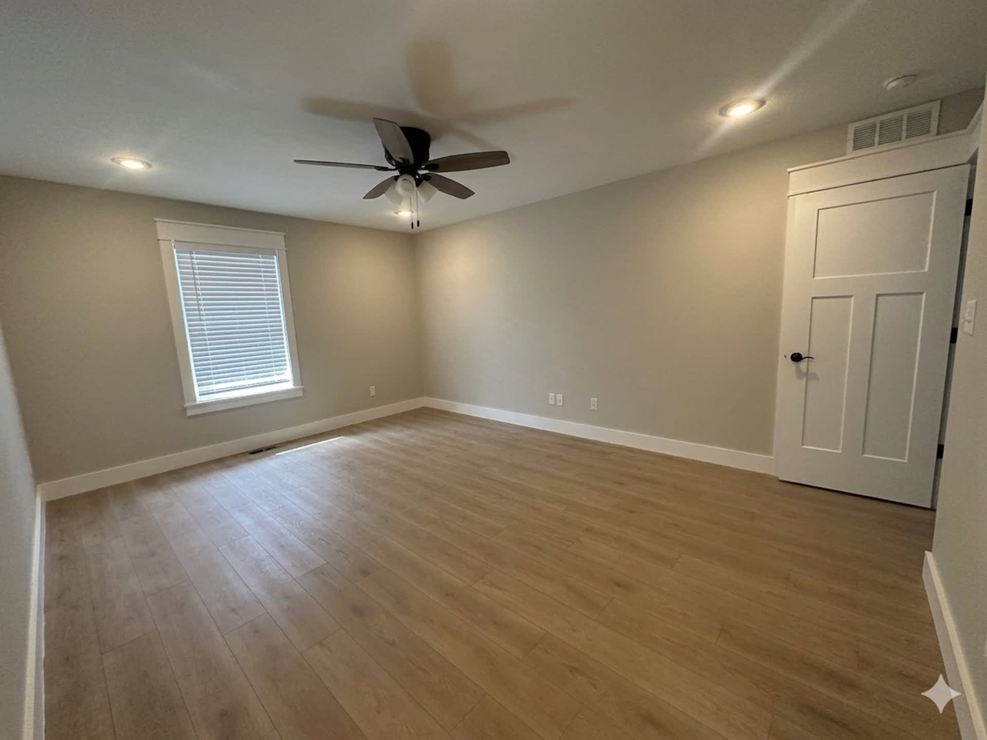 August 2027 Brand New Build 3 Bed 3 Bath Brick Townhome Amazing Location – photo 5