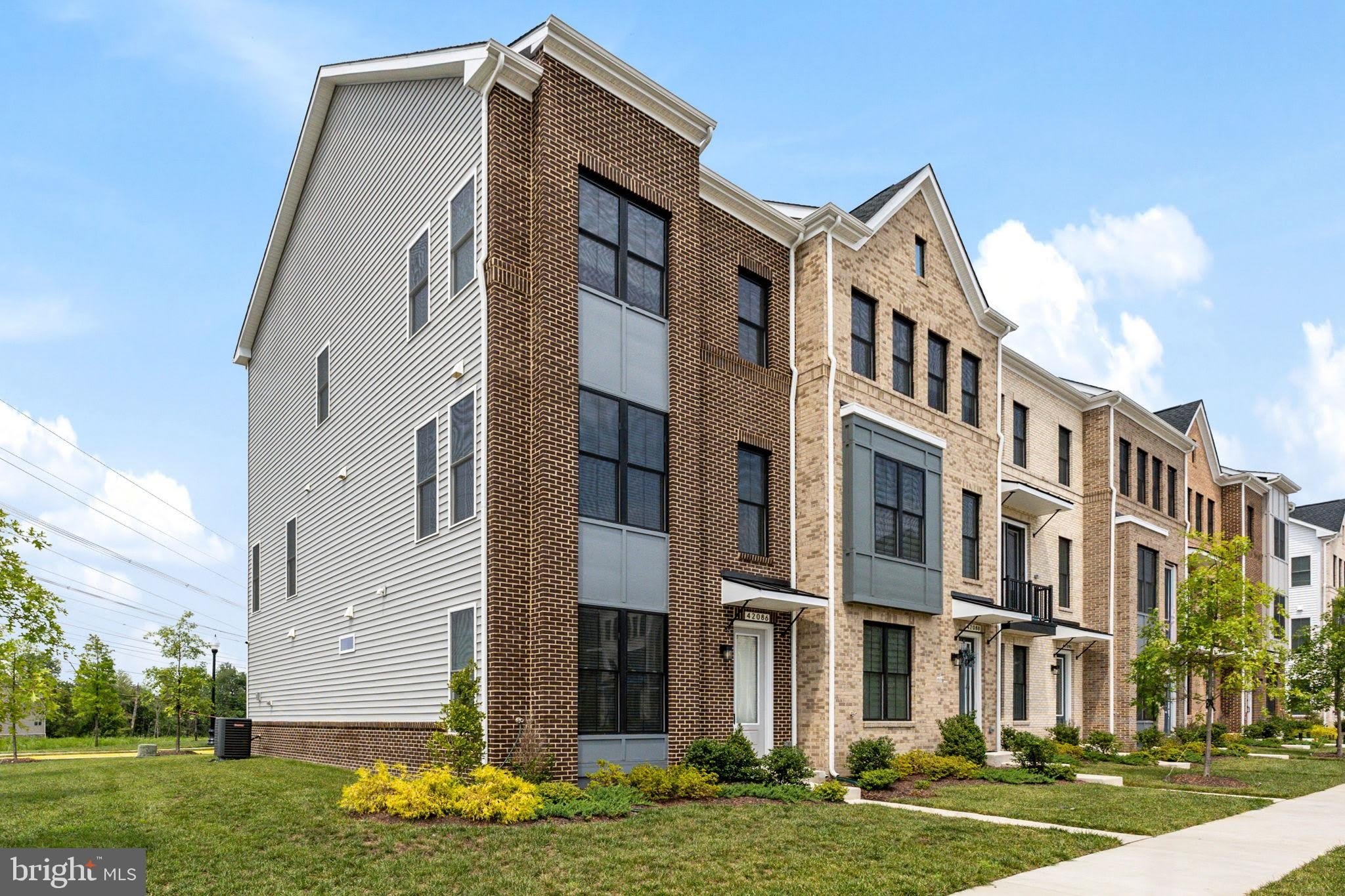 42086 PICASSO Square – photo 2