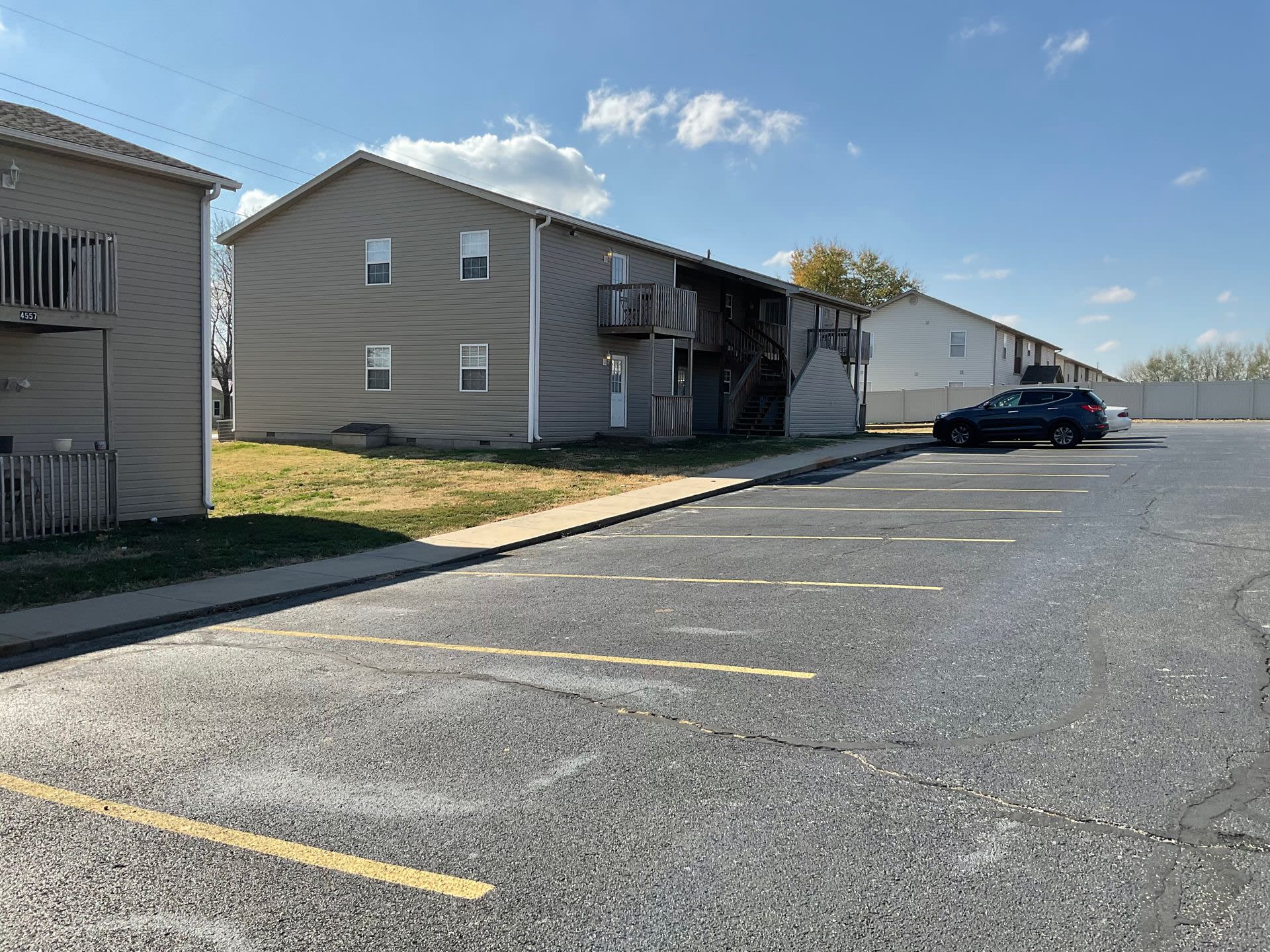 Nice 2BR/1BA Apartment near MSSU Campus in Joplin, MO. upstairs unit!!! – photo 2